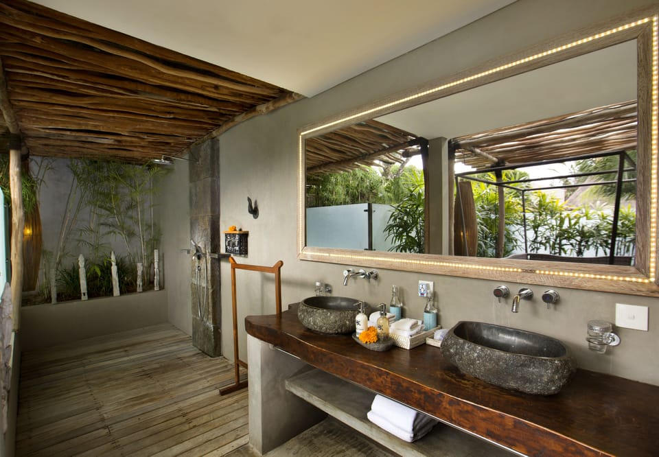 Ginger One Bedroom Suite | Bathroom | Shower, free toiletries, hair dryer, bathrobes