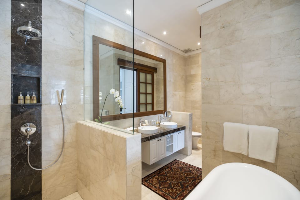 Club Premier | Bathroom | Shower, free toiletries, hair dryer, bathrobes