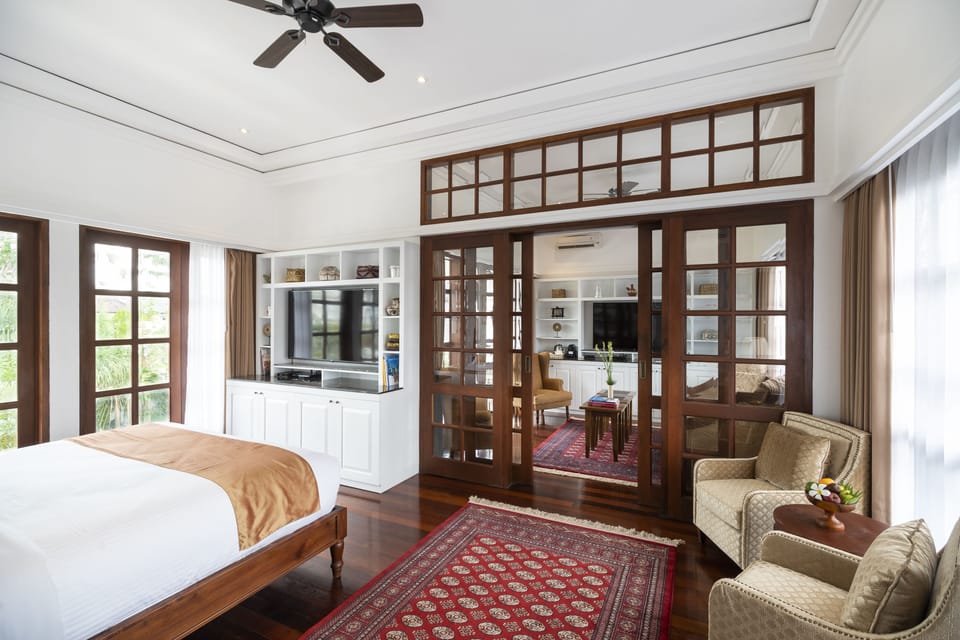 Club Suite | Minibar, in-room safe, desk, blackout drapes