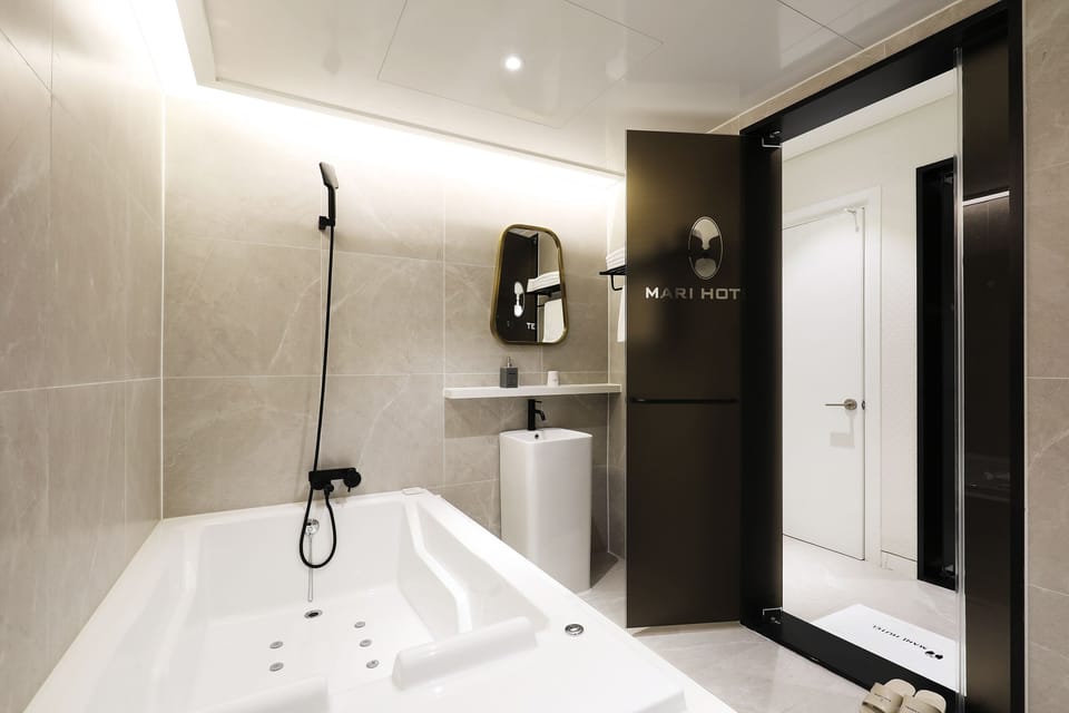 Exclusive Double Room | Bathroom | Separate tub and shower, jetted tub, rainfall showerhead