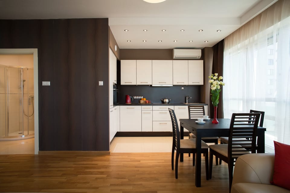 Full-size fridge, microwave, stovetop, dishwasher