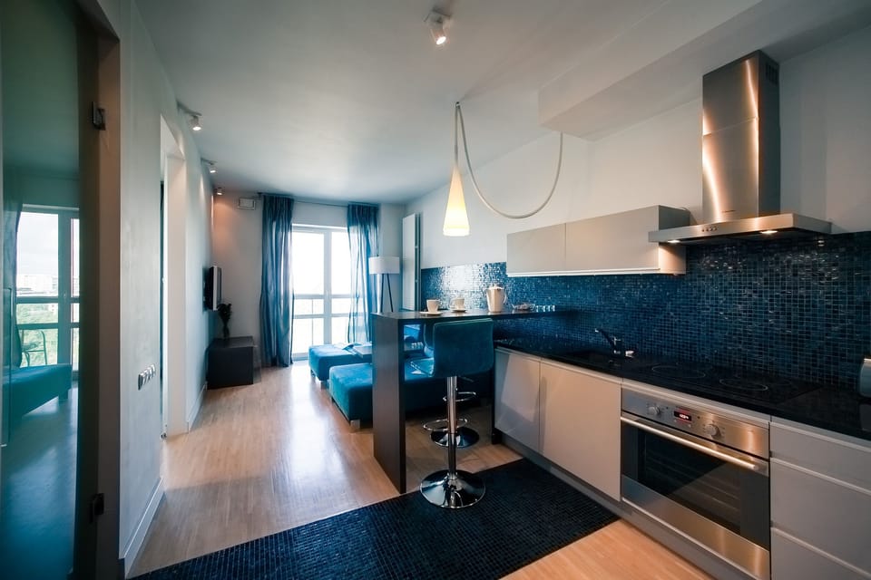 Full-size fridge, microwave, stovetop, dishwasher
