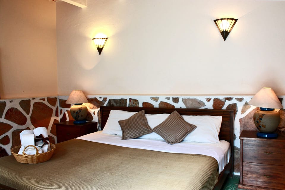 Standard Room, 1 King Bed | Pillowtop beds, desk, laptop workspace, soundproofing