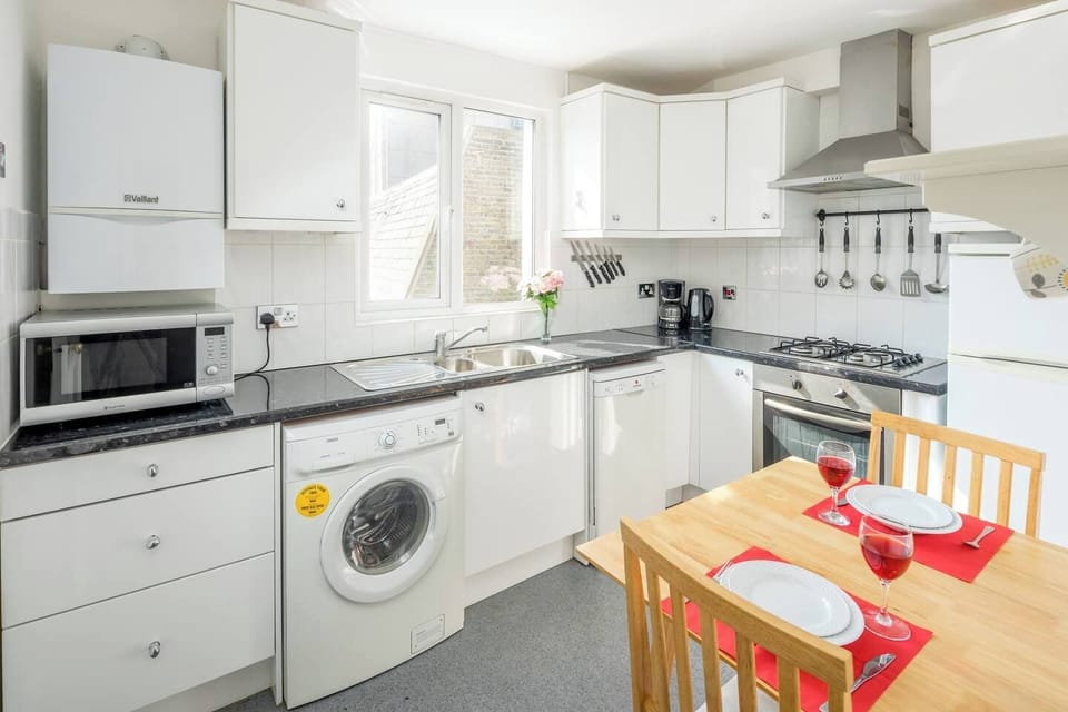 Comfort Room (1 Bedroom) | Private kitchen | Oven, coffee/tea maker, electric kettle, dining tables