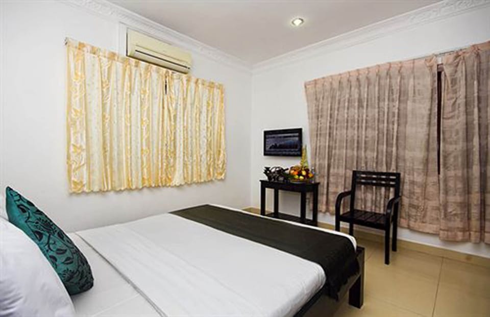 Double Room | In-room safe, desk, free WiFi, bed sheets