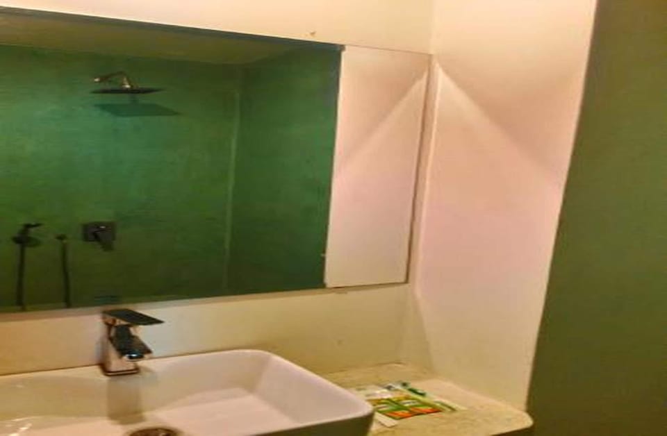 Combined shower/tub, free toiletries, bidet, towels