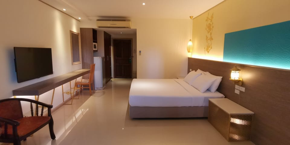 Superior Double Room, 1 King Bed | Minibar, in-room safe, blackout drapes, free WiFi