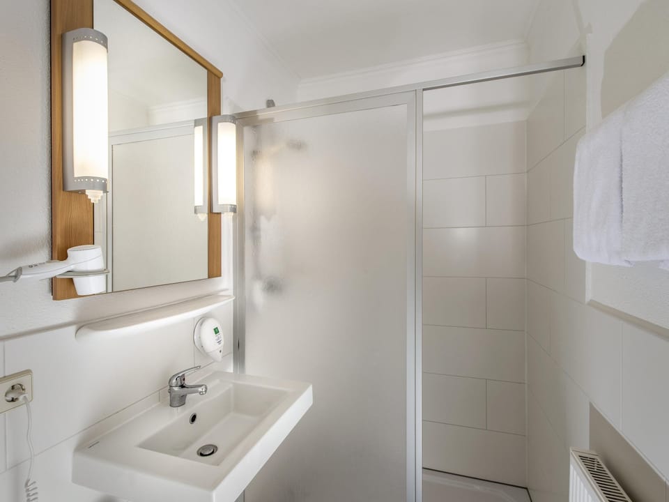 Standard Room, 2 Twin Beds | In-room safe, desk, iron/ironing board, free WiFi