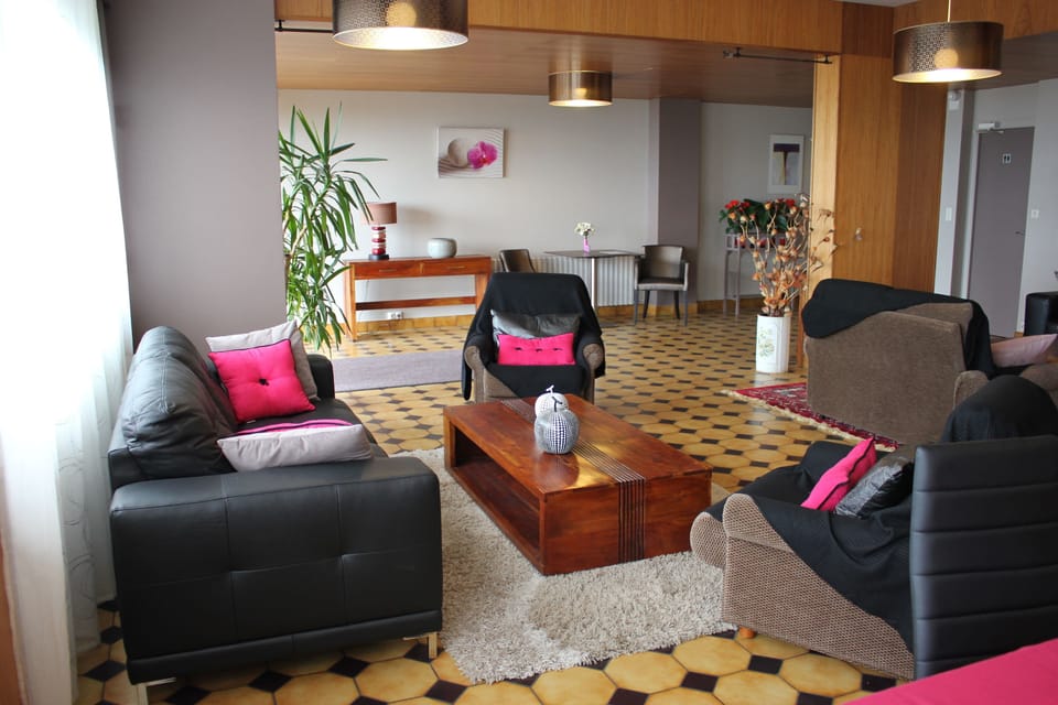 Lobby lounge
