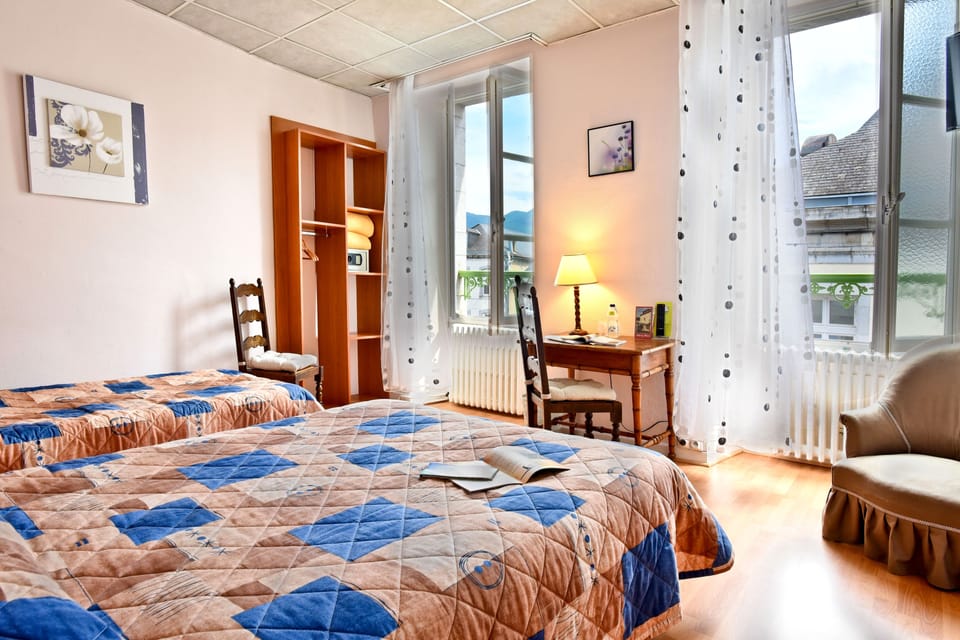 Standard Triple Room | In-room safe, desk, iron/ironing board, WiFi (free)