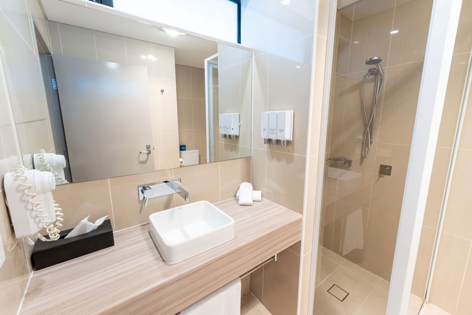 Superior Queen + Single Suite | Bathroom | Shower, eco-friendly toiletries, hair dryer, towels