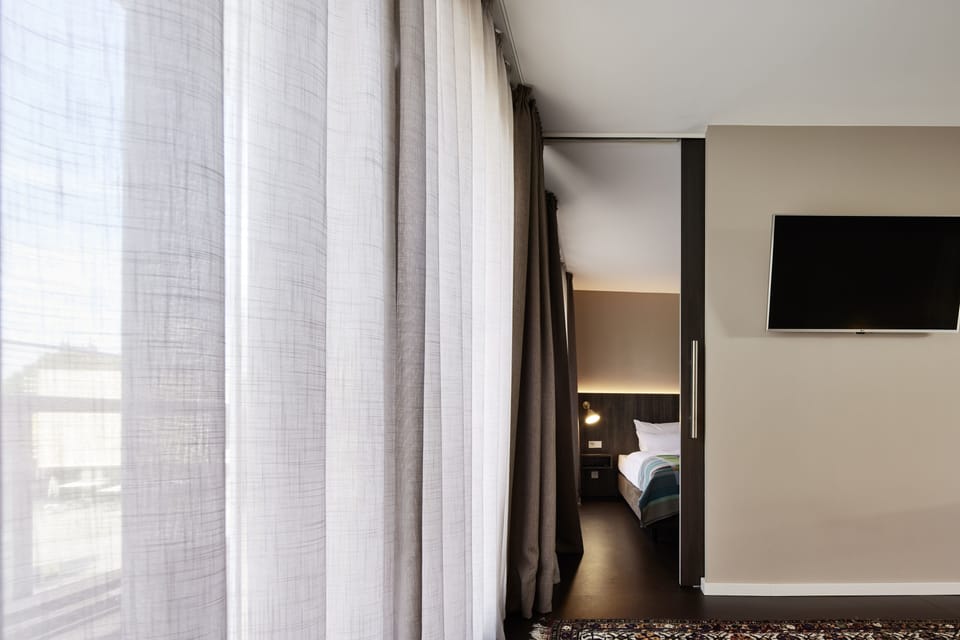 Junior Suite | Hypo-allergenic bedding, in-room safe, desk, laptop workspace