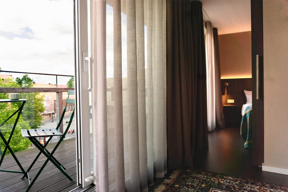 Suite | Hypo-allergenic bedding, in-room safe, desk, laptop workspace