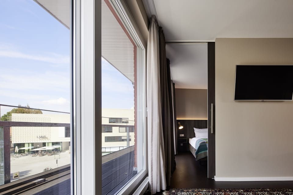 Junior Suite | Hypo-allergenic bedding, in-room safe, desk, laptop workspace