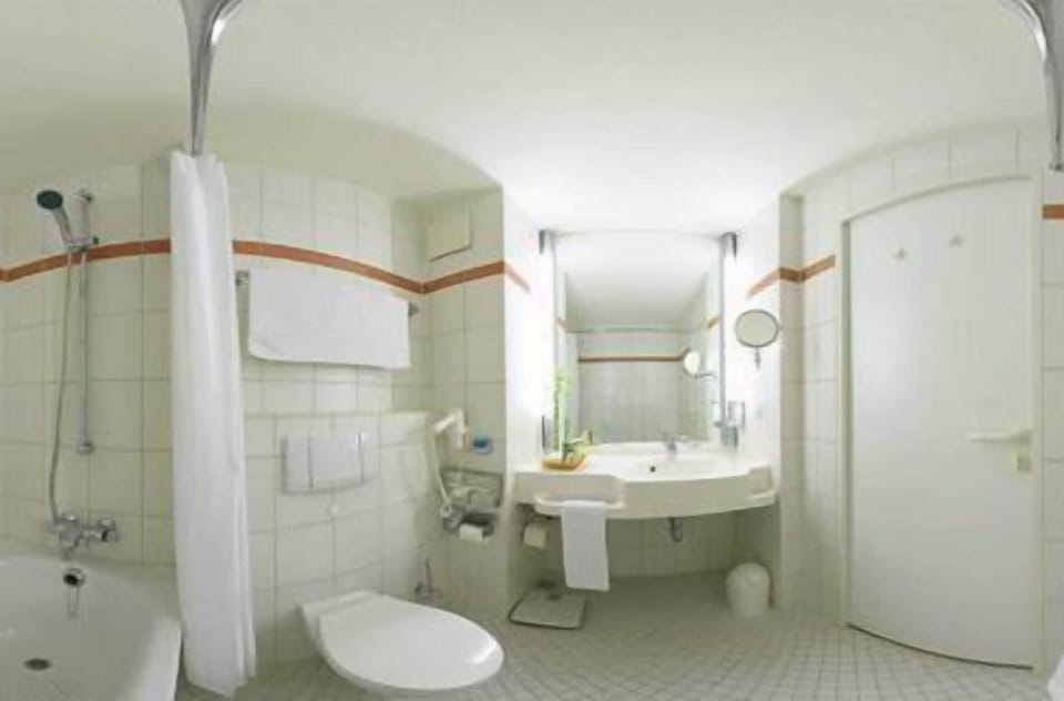 Combined shower/tub, deep soaking tub, free toiletries, hair dryer