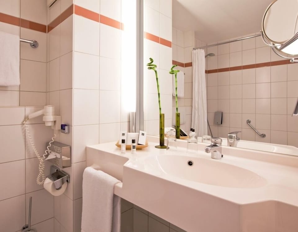 Combined shower/tub, deep soaking tub, free toiletries, hair dryer