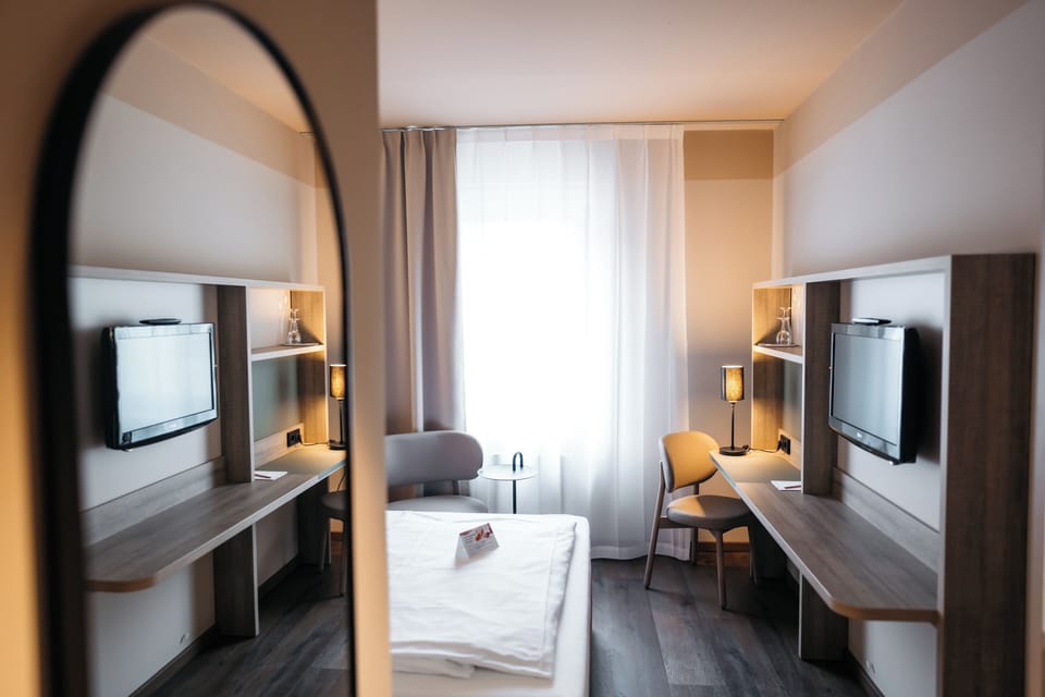 Single Room | In-room safe, desk, cribs (free), rollaway beds (surcharge)