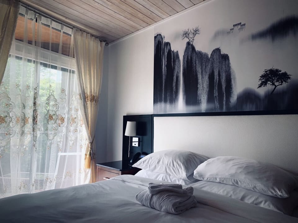 Family Room | Egyptian cotton sheets, premium bedding, down comforters, pillowtop beds