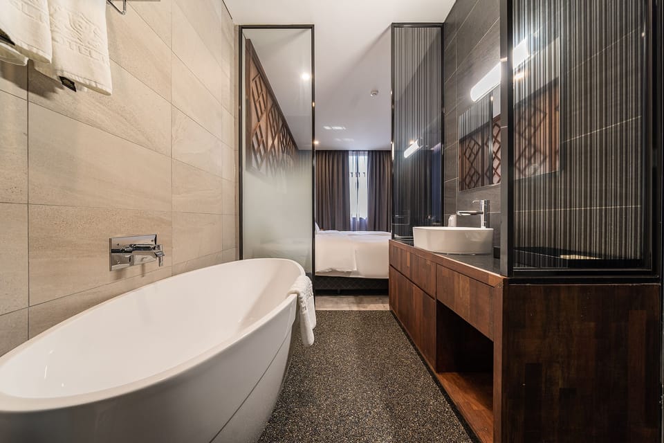 Deluxe Twin Room | Bathroom | Separate tub and shower, free toiletries, hair dryer, bathrobes