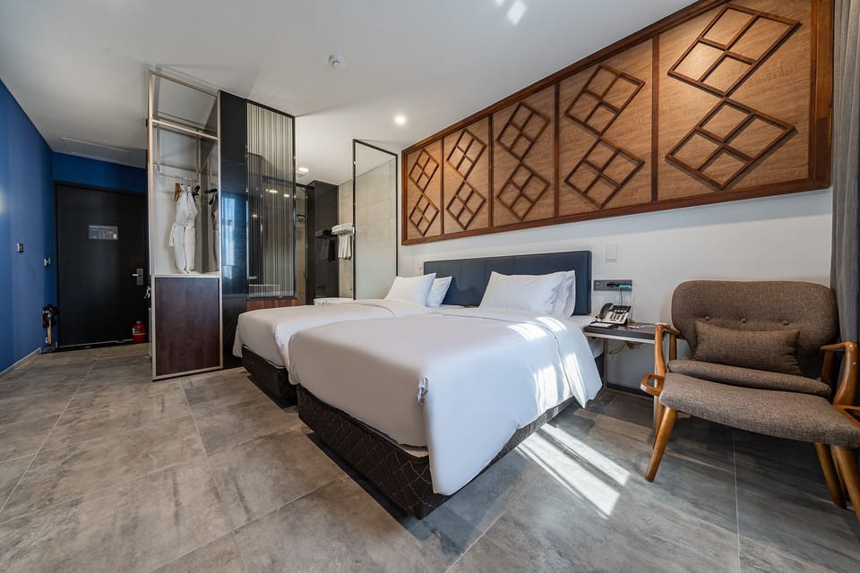 Deluxe Twin Room | In-room safe, desk, laptop workspace, blackout drapes