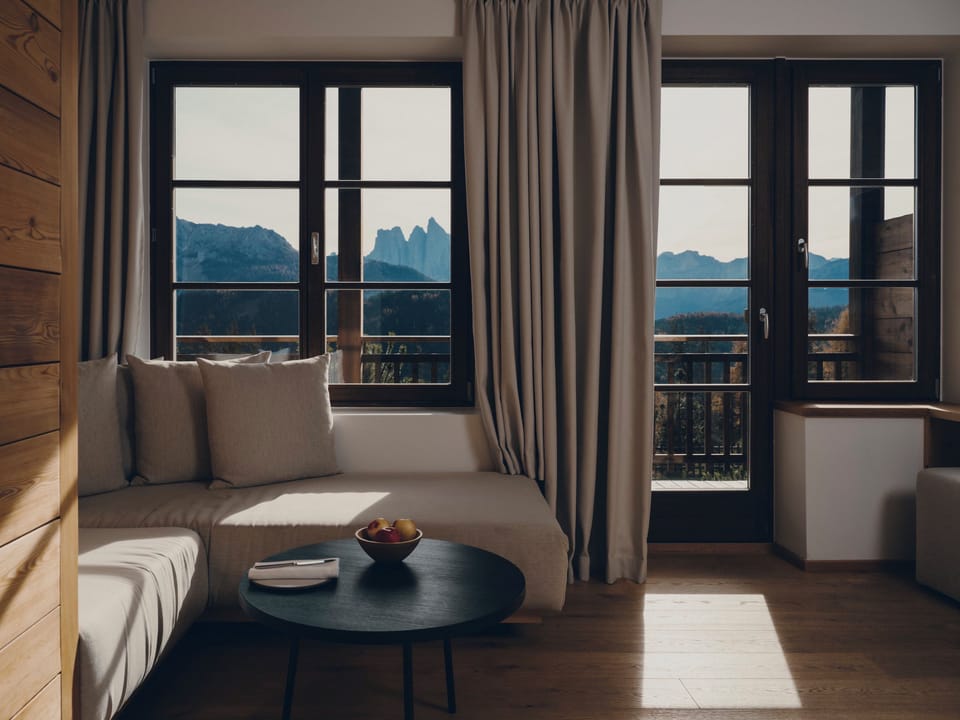 Suite (2) | Minibar, in-room safe, desk, laptop workspace