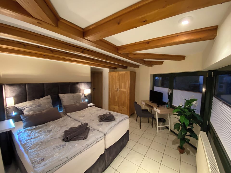 Basic Double Room | Desk, laptop workspace, blackout drapes, soundproofing