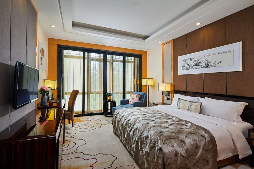 Traditional Suite | Desk, blackout drapes, WiFi (free), individually decorated