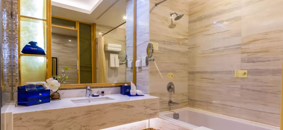 Traditional Suite | Bathroom | Shower, free toiletries, hair dryer, slippers