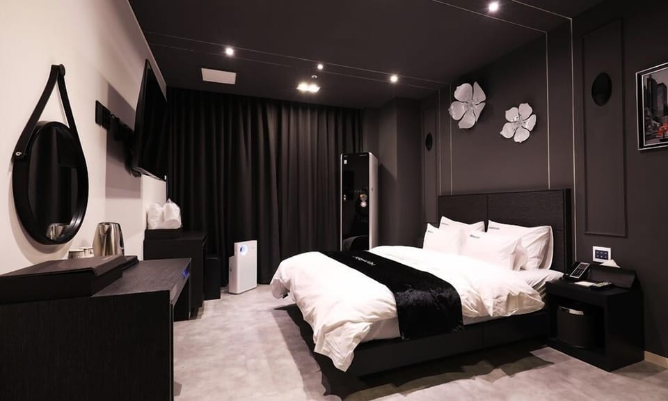 Deluxe Double Room | Blackout drapes, WiFi (free), individually decorated