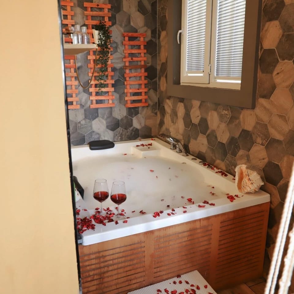 Deluxe Studio Suite | Egyptian cotton sheets, premium bedding, Select Comfort beds, minibar