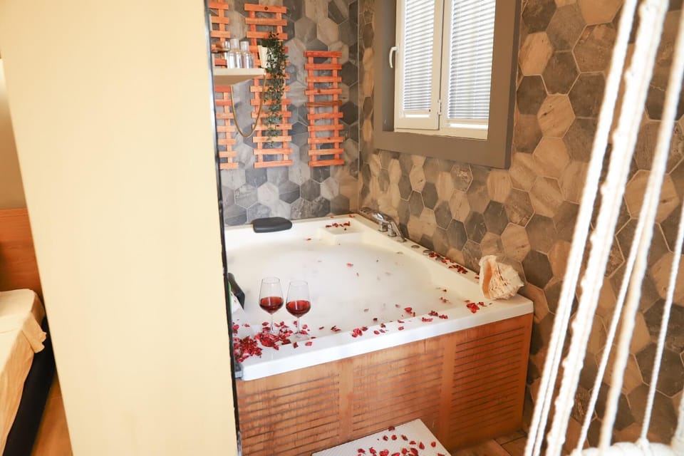 Deluxe Studio Suite | Egyptian cotton sheets, premium bedding, Select Comfort beds, minibar