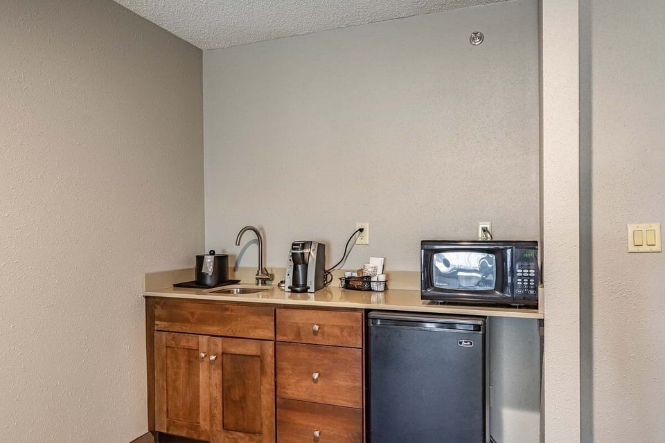 Suite, 1 King Bed with Sofa bed, Non Smoking | Pillowtop beds, desk, laptop workspace, blackout drapes