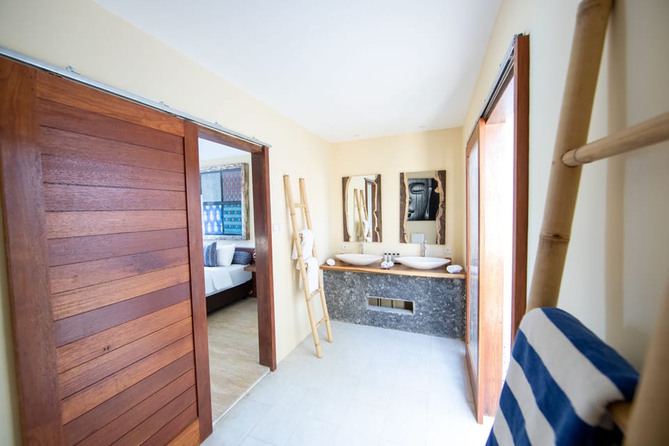 Shower, rainfall showerhead, free toiletries, hair dryer