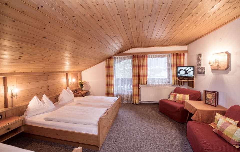 Triple Room | Individually decorated, individually furnished, soundproofing, free WiFi