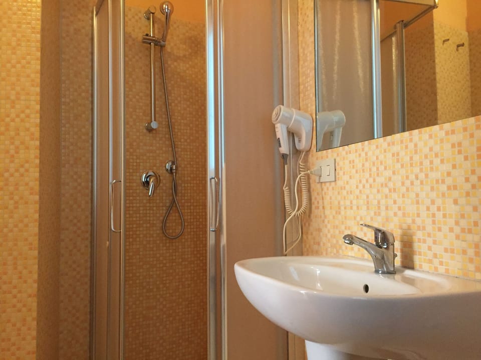 Single Room | Bathroom | Shower, free toiletries, hair dryer, bidet