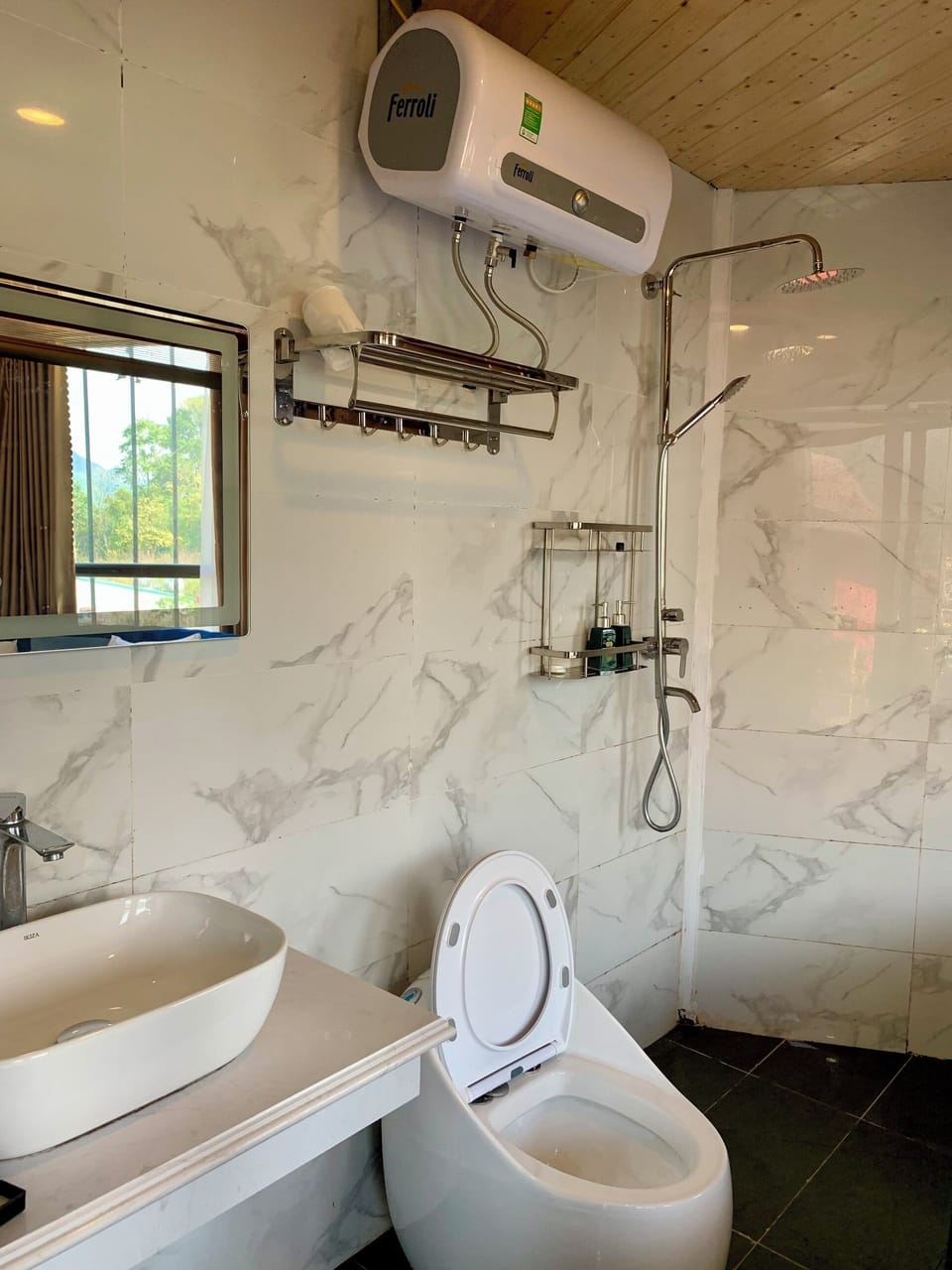 Deluxe Studio | Bathroom | Shower, free toiletries, towels, soap