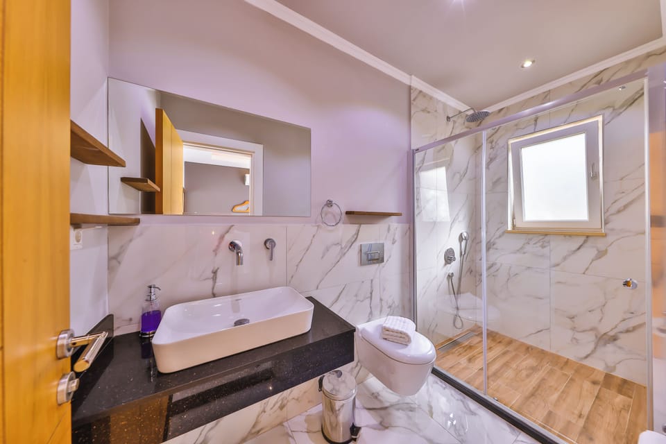 Comfort Double Room, Balcony | Bathroom | Shower, hair dryer, towels, soap