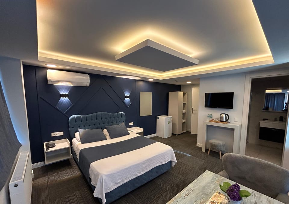 Minibar, desk, WiFi (free), bed sheets