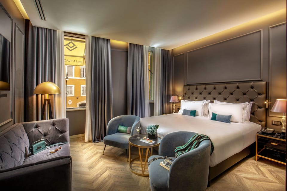 Deluxe Room | Minibar, individually decorated, individually furnished, soundproofing