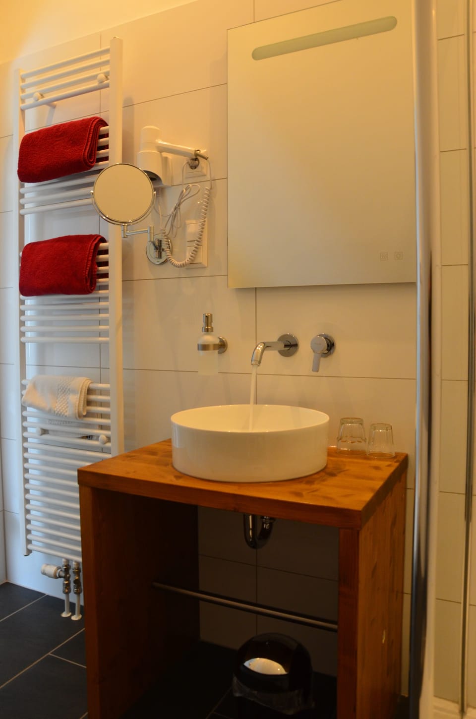 Single Room | Bathroom | Shower, hair dryer, towels, soap