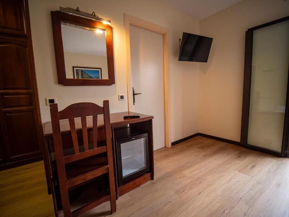 Desk, cribs (free), WiFi (free), bed sheets