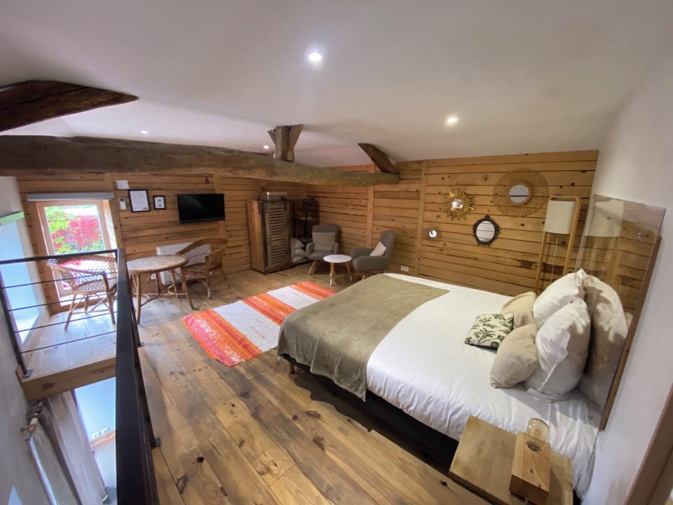 Honeymoon Double Room, 1 Queen Bed, Hot Tub (Cocoon) | Blackout drapes, WiFi (free), individually decorated