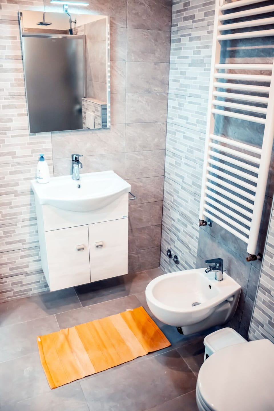 Deluxe Double or Twin Room (Vespucci) | Bathroom | Shower, hair dryer, bidet, towels