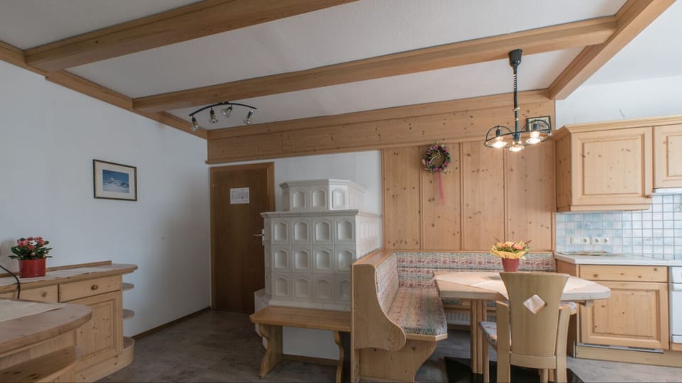 Deluxe Apartment (excl. cleaning fee EUR 100) | In-room dining