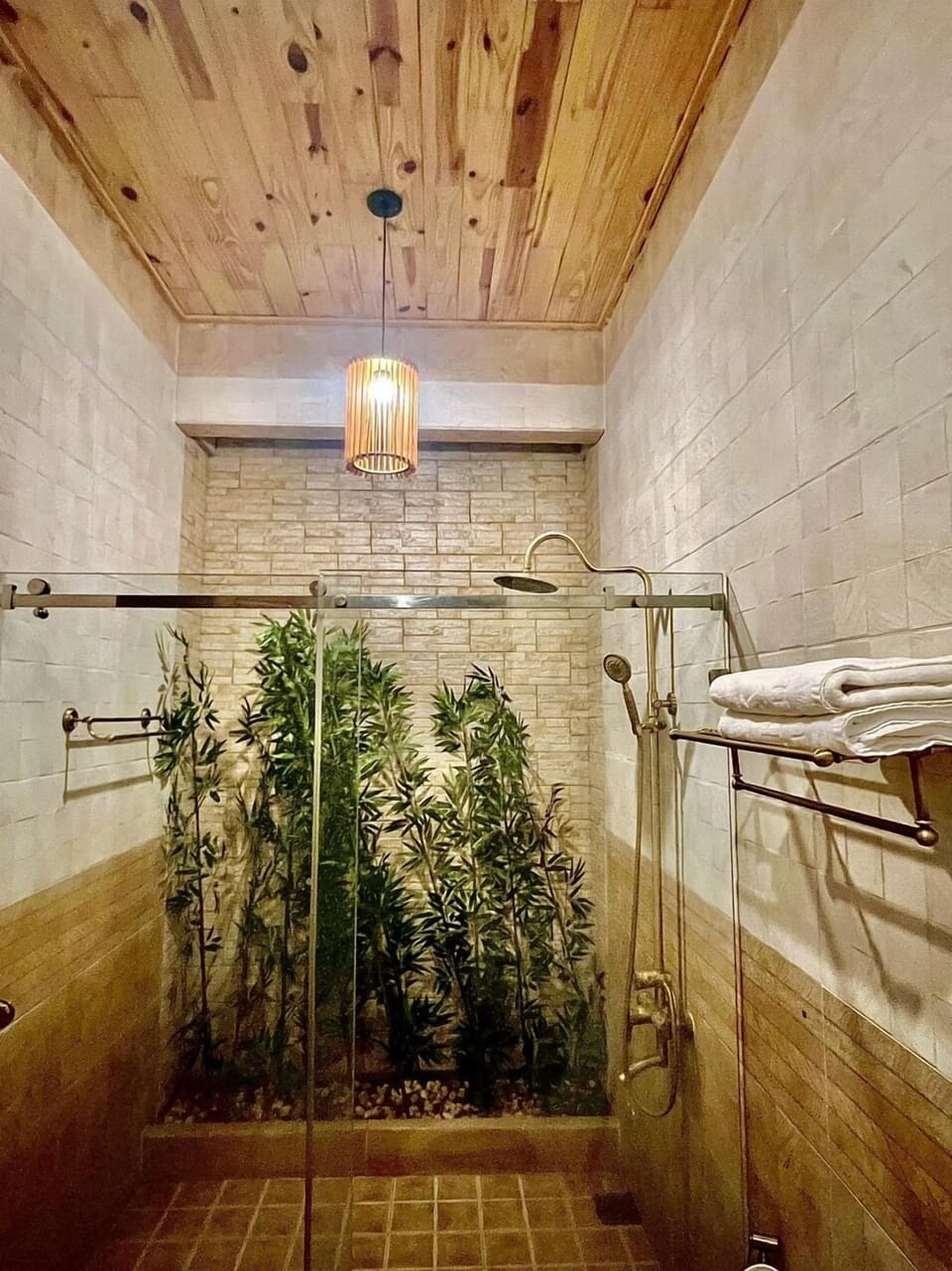 Bungalow Pool View | Bathroom | Shower, hydromassage showerhead, free toiletries, hair dryer