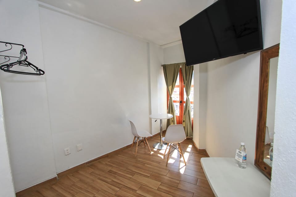 Deluxe Studio Suite | Iron/ironing board, free WiFi