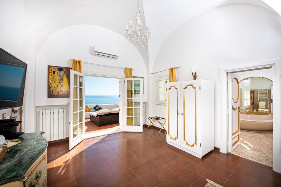 Honeymoon Suite, 1 Queen Bed, Sea View (New York Suite) | Pillowtop beds, minibar (some free items), in-room safe, desk