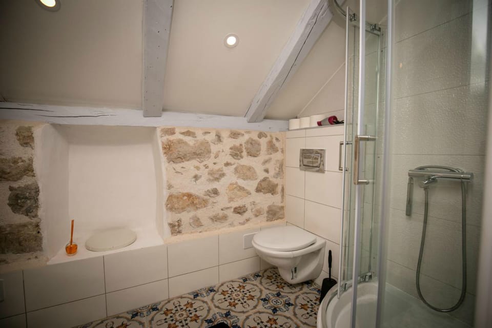 Standard Double Room | Bathroom | Towels, soap, toilet paper
