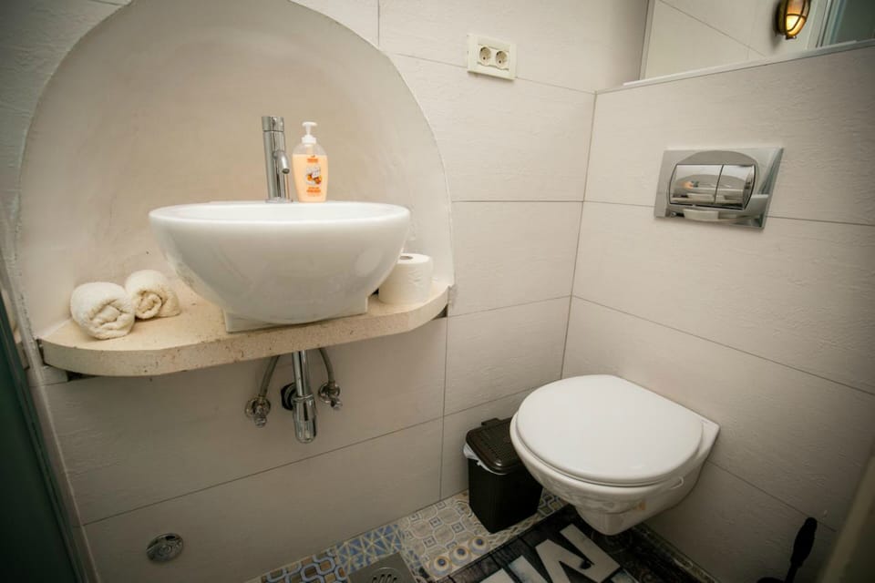 Standard Double Room | Bathroom | Towels, soap, toilet paper