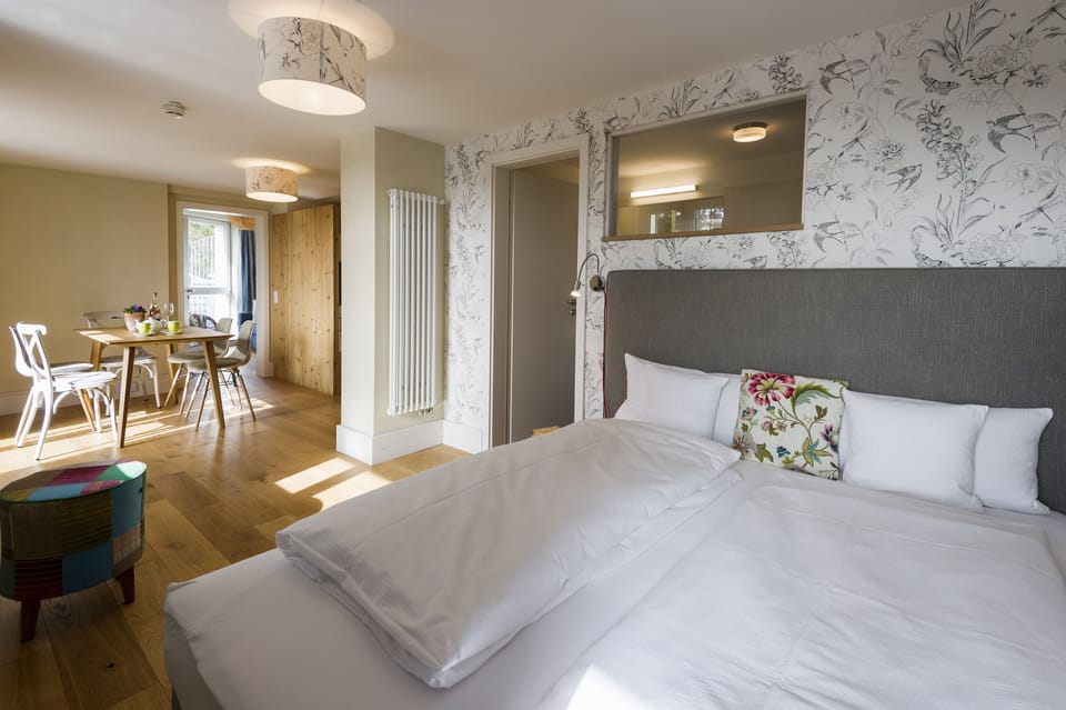 Appartement Suite | Individually decorated, desk, laptop workspace, blackout drapes